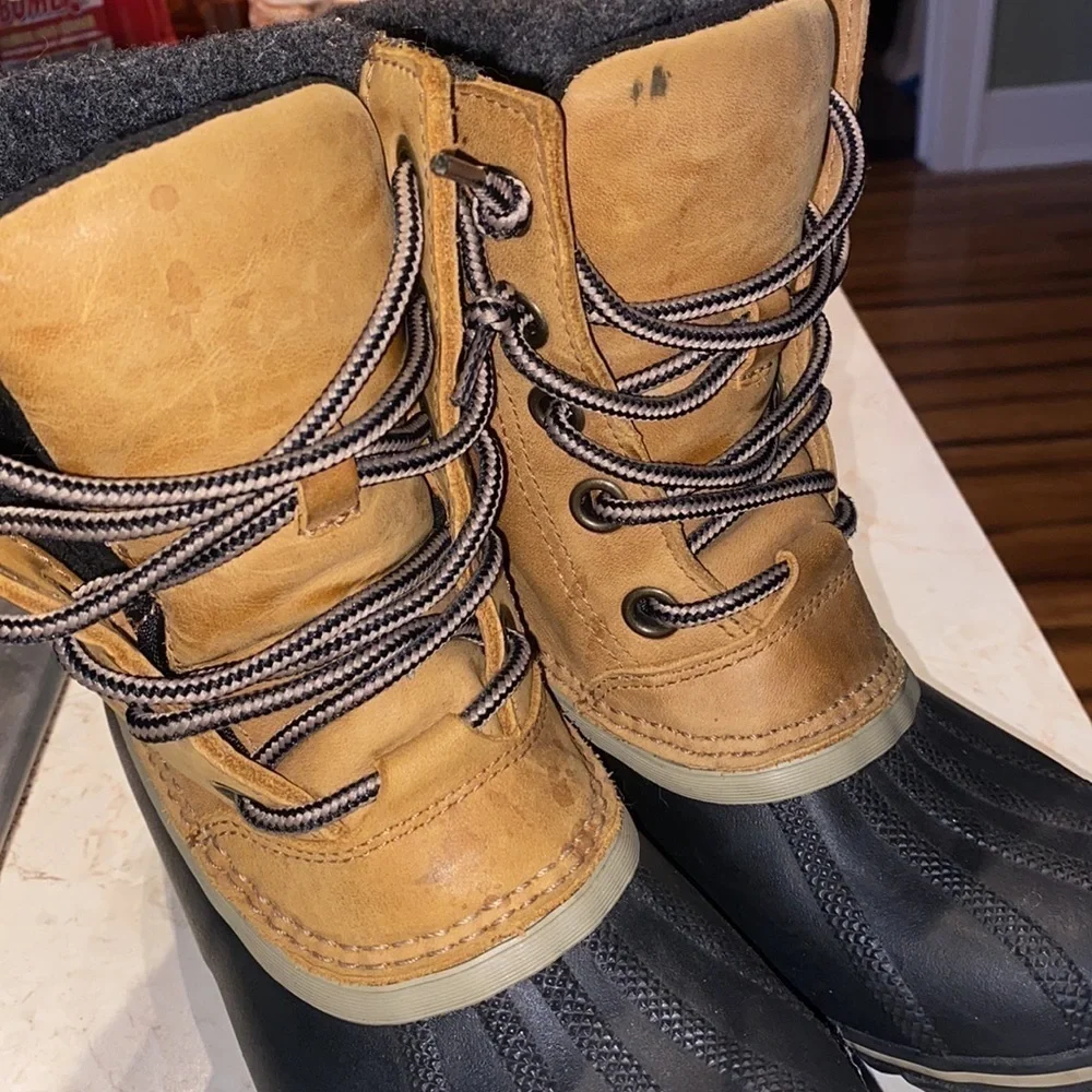 Sorel boots size 7 rubber waterproof quilted felt tan leather Cabincore